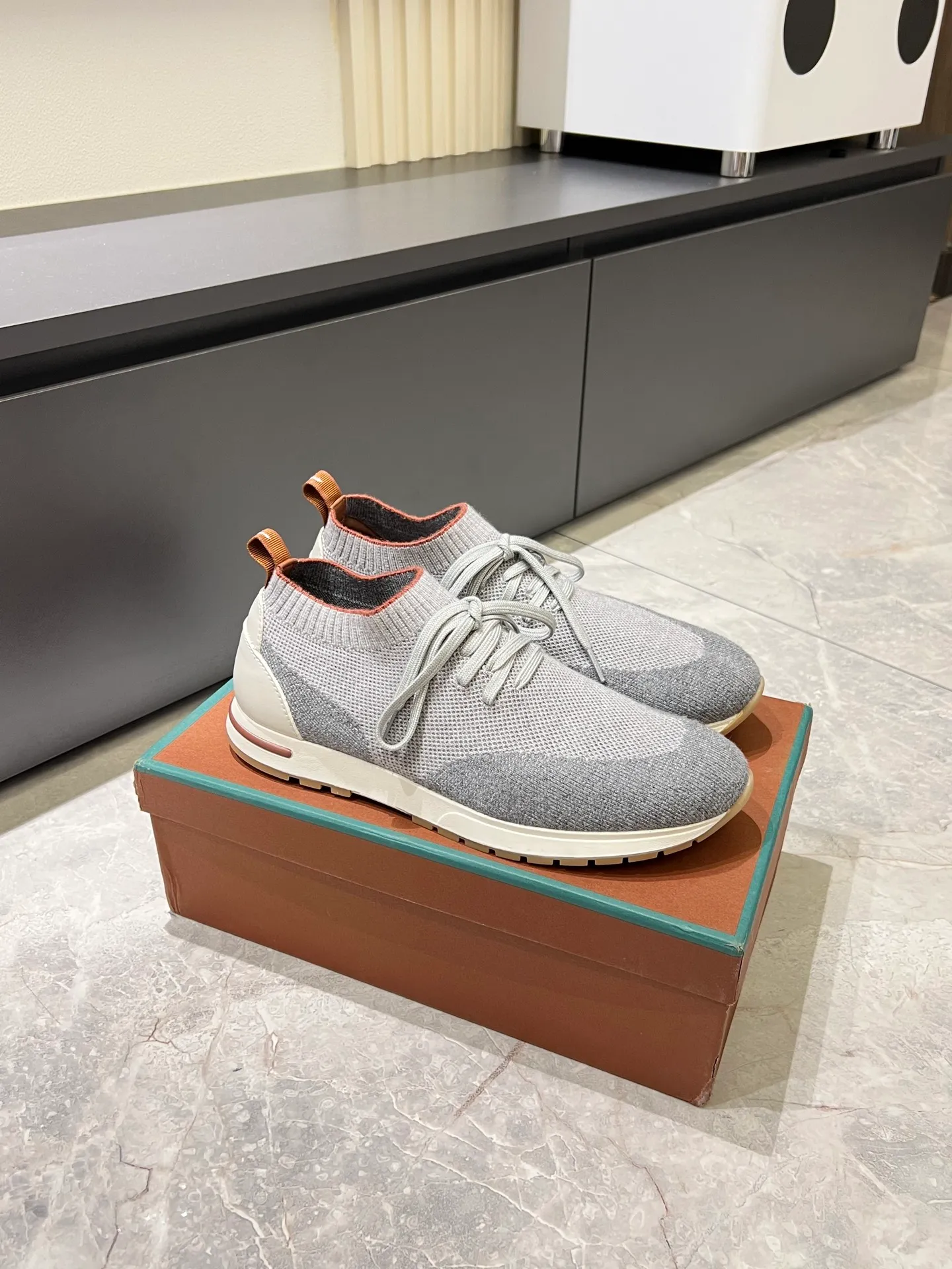 Men's Men's Shoes 💰p380 Loro Men's Shoes 💰piana/Noyo Piana 360 L Men's Shoes 💰p Flexy Walk Men's Sports Shoes These sports shoes are made of knitted wool uppers, and the heel is wrapped in smooth calf leather. Merino sheep are selected from Australia and New Zealand. The upper is machine-woven like a sweater, and then equipped with a white rubber outsole and a Kummel-colored sole. It is both beautiful and non-slip. The fabric is 100% cashmere and the insole is calf leather. It is super comfortable on the feet! Comes with full original packaging! Multiple colors available! Size: 38-44 (45 customized)